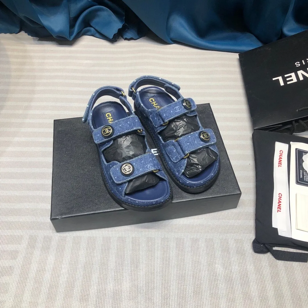 👟👟Ex-factory price 480👟👟Chanel 2020ss new Velcro sandals, top counter quality (welcome🆚comparison)💪 ⚠️As Chanel's classic shoe king, it is a hot item every summer. Once you start wearing sandals in summer, sports shoes will be relegated to the sidelines! Haha, the pattern will change a little every year, ⚠️2020 Chanel Spring and Summer New Season Double C Velcro Casual Sandals, 💯The upper adds more fashionable elements of Xiaoxiang, ⚠️Lingge electric embroidery. The upper is cowhide and the lining is sheepskin. It is comfortable and breathable to wear. It is very comfortable and versatile. ⚠️A very comfortable sandal for the feet! Size 35-40 (custom-made for 41)
